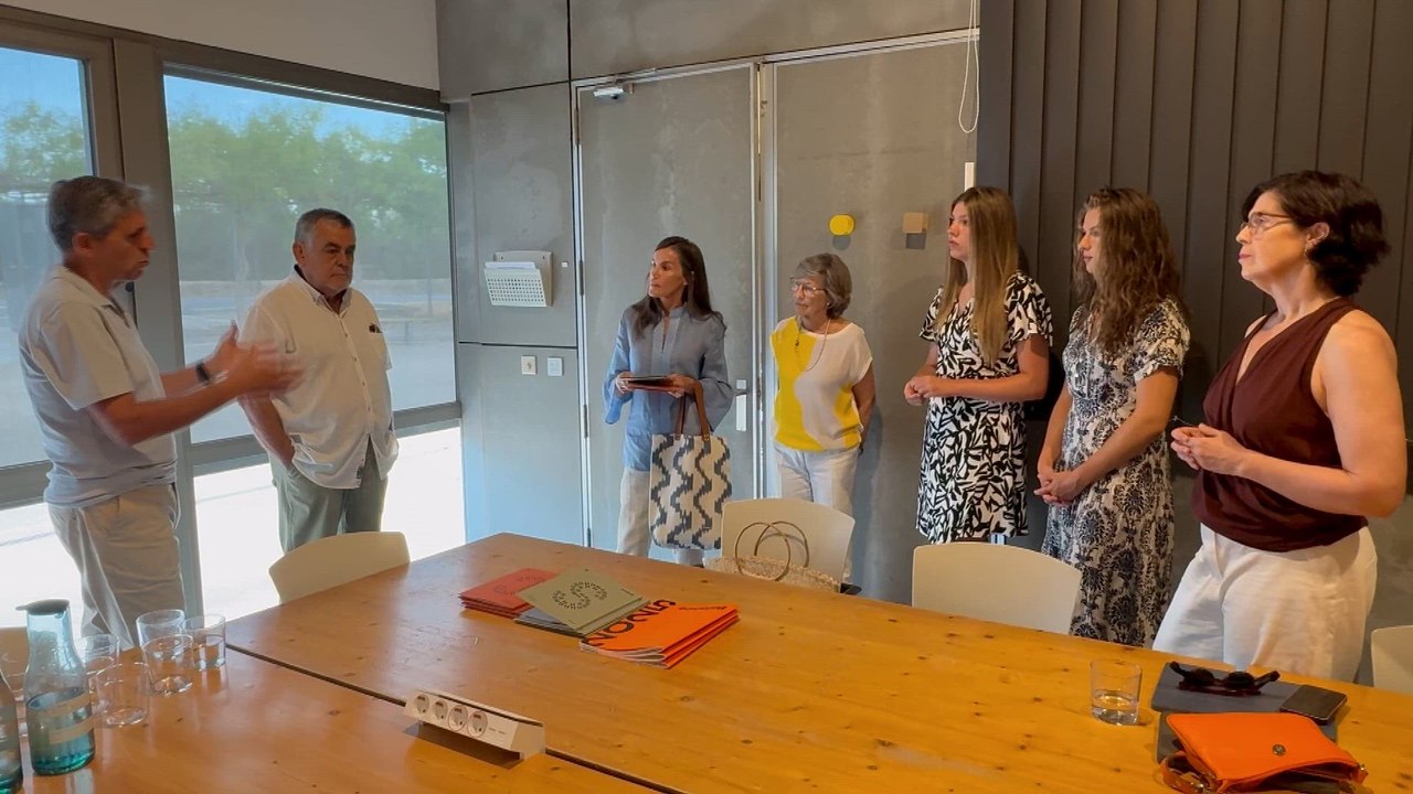 La REINA LETIZIA sorprende junto a LEONOR y SOFÍA con una visita inesperada