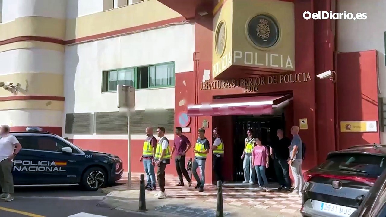 Menores migrantes esperan a ser registrados en la Jefatura Superior de Policía de Ceuta