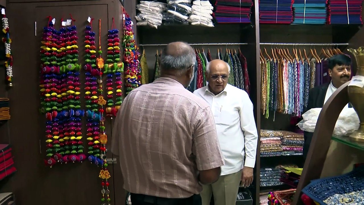 #GANDHINAGAR NATIONAL HANDLOOM DIVAS GARVI GURJARI STORE VISIT BY #GUJARAT CM