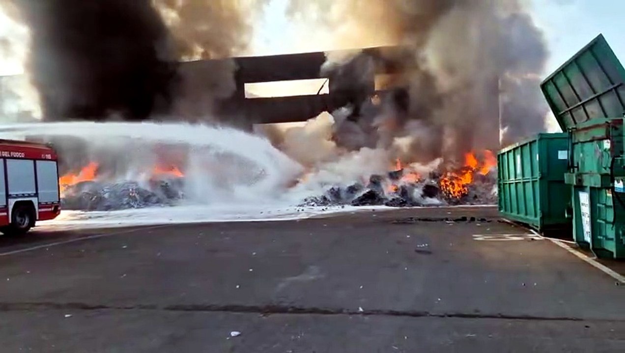 A fuoco un'azienda di stoccaggio di rifiuti a Finale Emilia