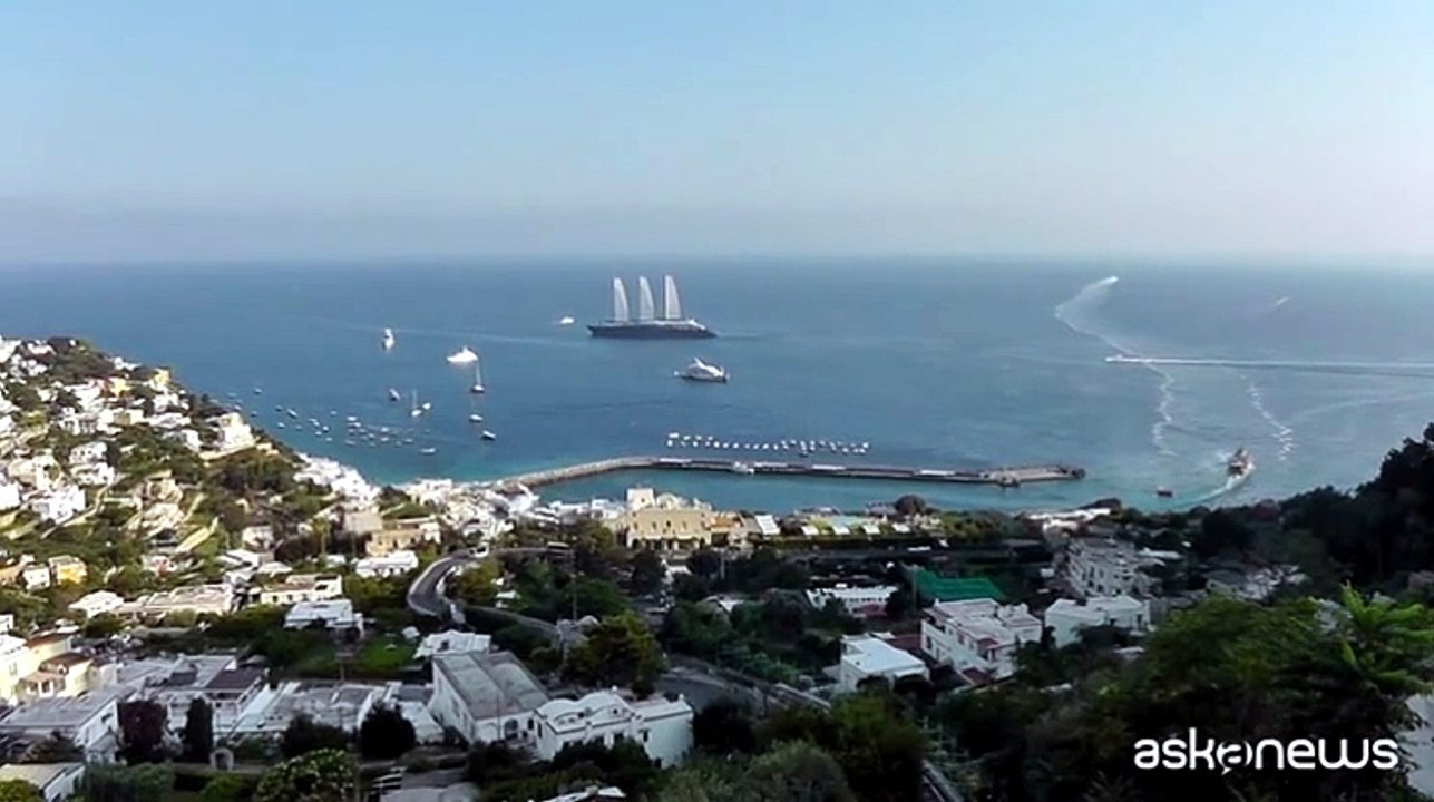 Capri, nelle acque dell'isola spunta il gigante a vela da 220 metri