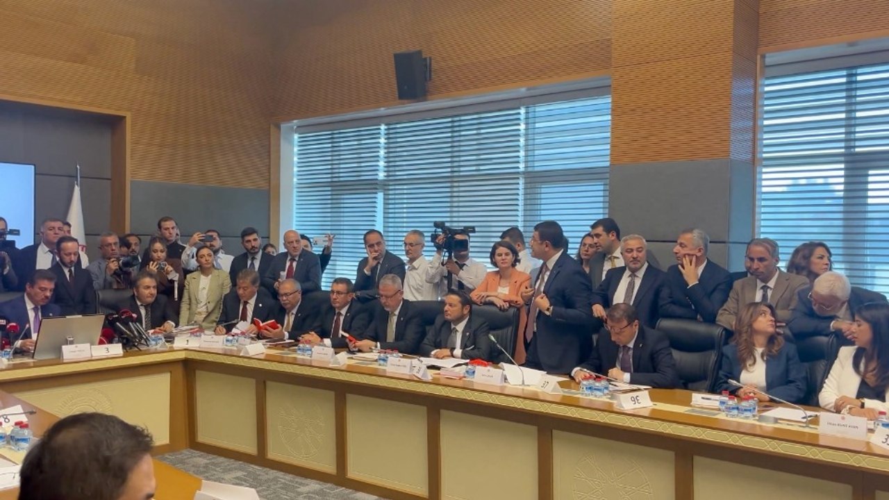 Çerçeve yasa görüşmelerinde önce "kapı", sonra "salon" krizi: Milletvekilleri dakikalarca bekledi, salona girenler ayakta kaldı!