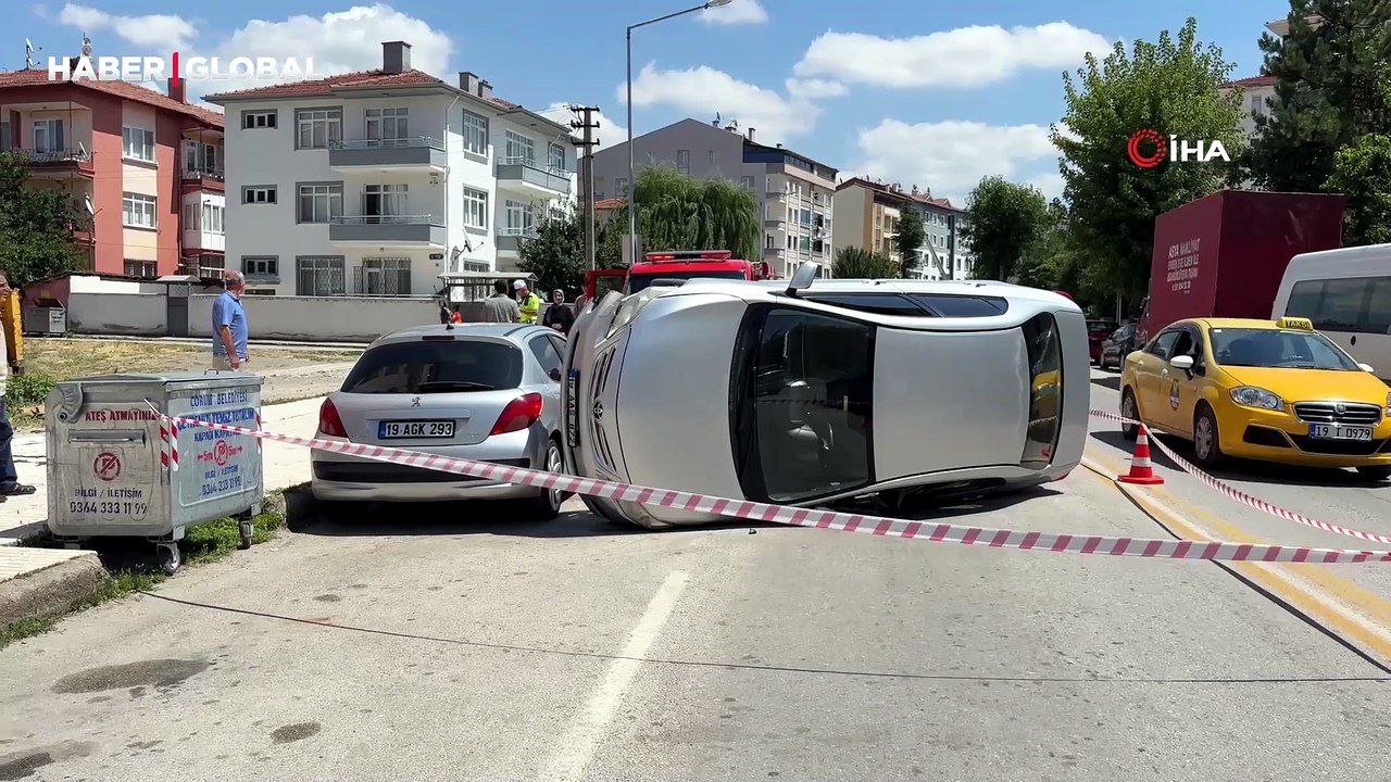 Park halindeki araca çarpan otomobil böyle devrildi