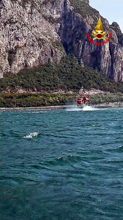 Incendio sul Moregallo, in azione la ''gru volante'': sganzia 10mila litri a lancio