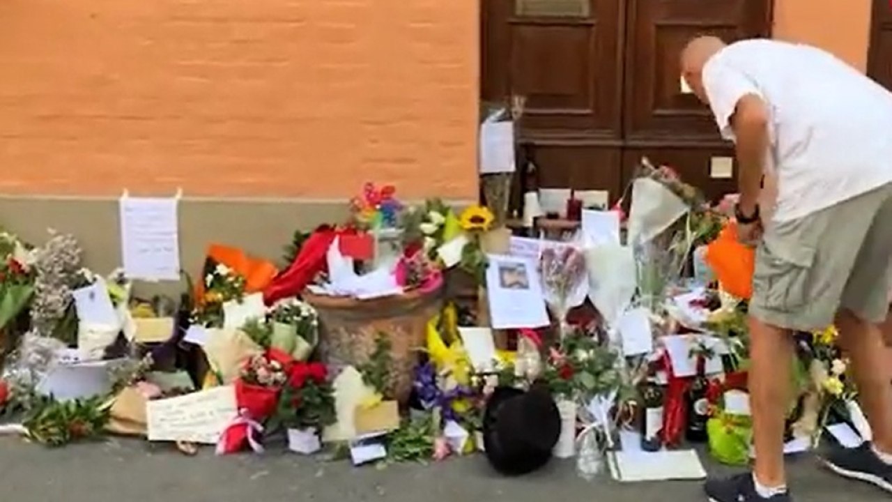 Bologna, prosegue l'omaggio a Francesco Guccini in via Paolo Fabbri 43: da un'auto risuonano le note di «Farewell»