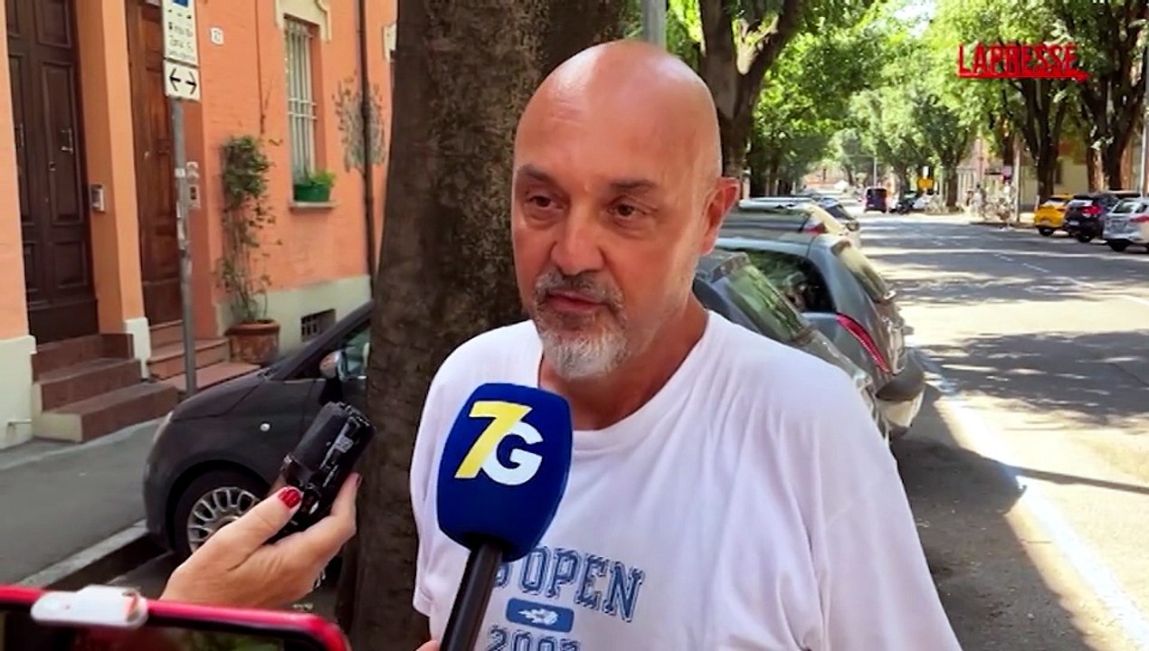 Francesco Guccini, in via Paolo Fabbri 43 autoradio a tutto volume con "Farewell"