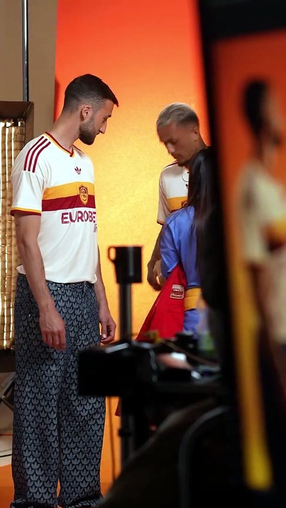 La Roma si diverte con lo shooting della nuova maglia