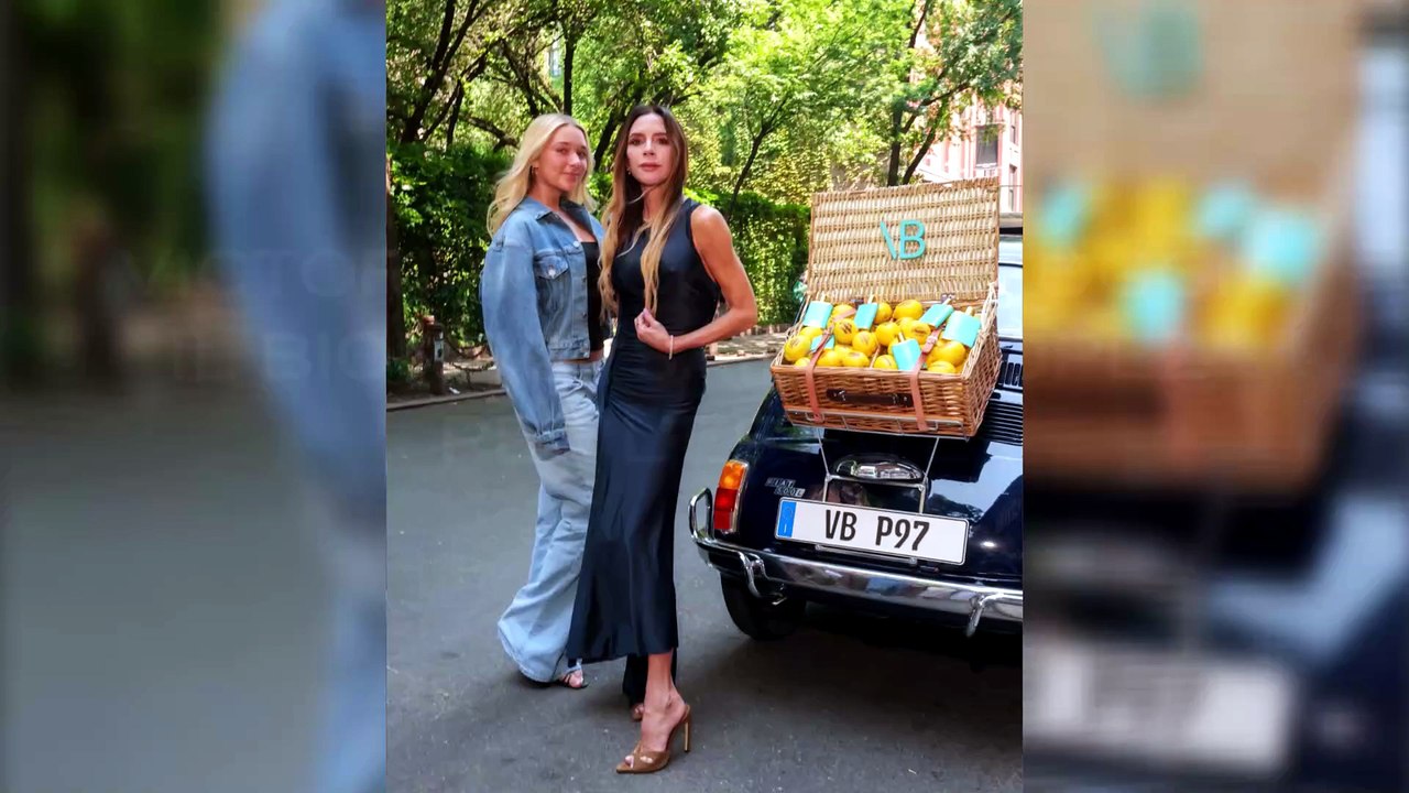 Victoria Beckham sfoggia il biondo “Saint Tropez” per l’estate