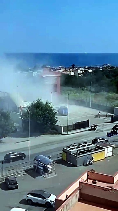 Messina, il crollo di Pistunina: il video inedito. Un furgone bianco e una Mercedes lasciano il piazzale pochi secondi dopo il crollo