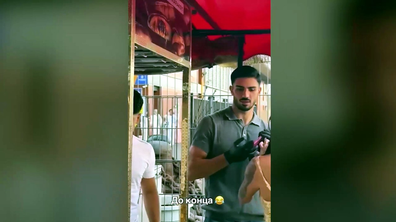 Yakışıklı mısırcıyı kızdıran öpücük
