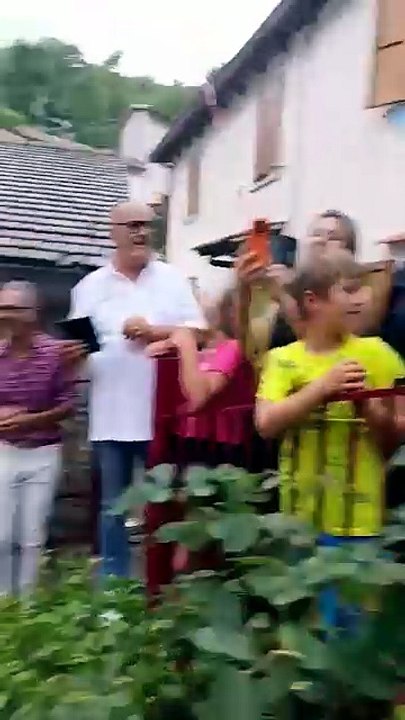 Iva Zanicchi e la gaffe col parroco durante l'inaugurazione delle targhe col suo nome