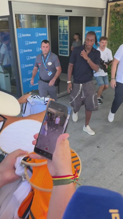 Yan Diomande pasa las pruebas médicas con el Real Madrid y ya firma las primeras camisetas