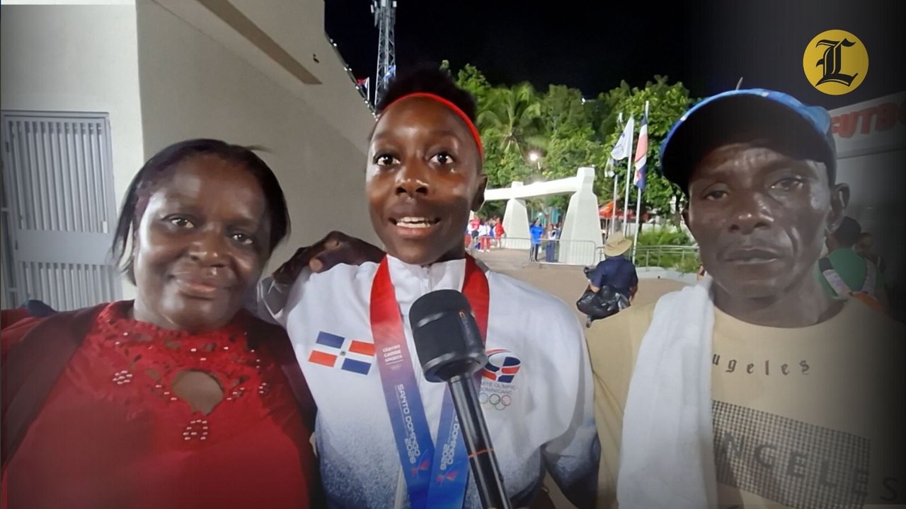 Patricia Sine, velocista del 4x100 llorando con sus padres tras ganar medalla de oro
