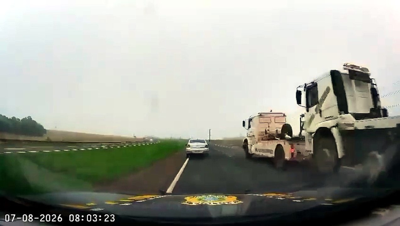 Durante fuga na rodovia, motorista capota carro carregado com cigarros
