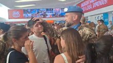 Lacrime, sorrisi e abbracci: i Dimonios riabbracciano le loro famiglie. Il generale Fraticelli: "Soddisfatto dei nostri Sassarini"