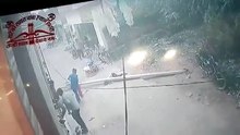 Joven es aplastado por poste