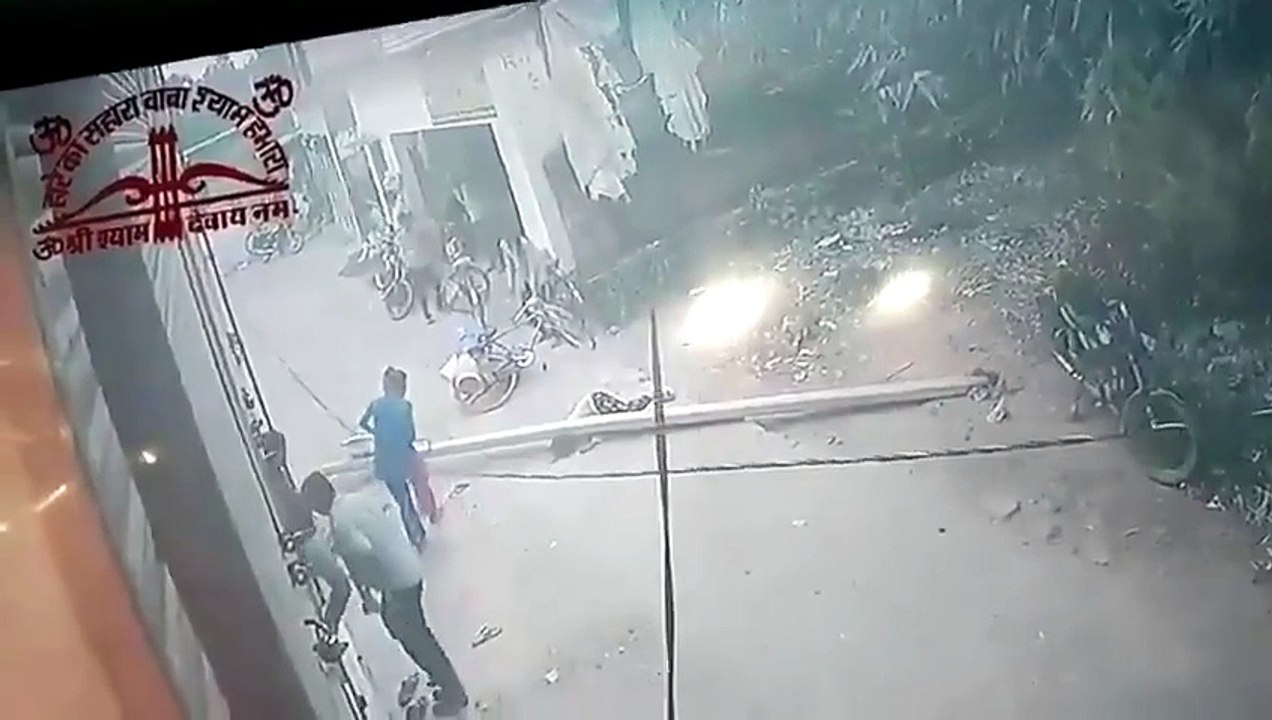 Joven es aplastado por poste