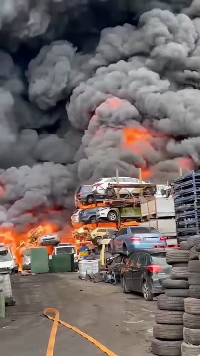 Massive fire englufs scrapyard