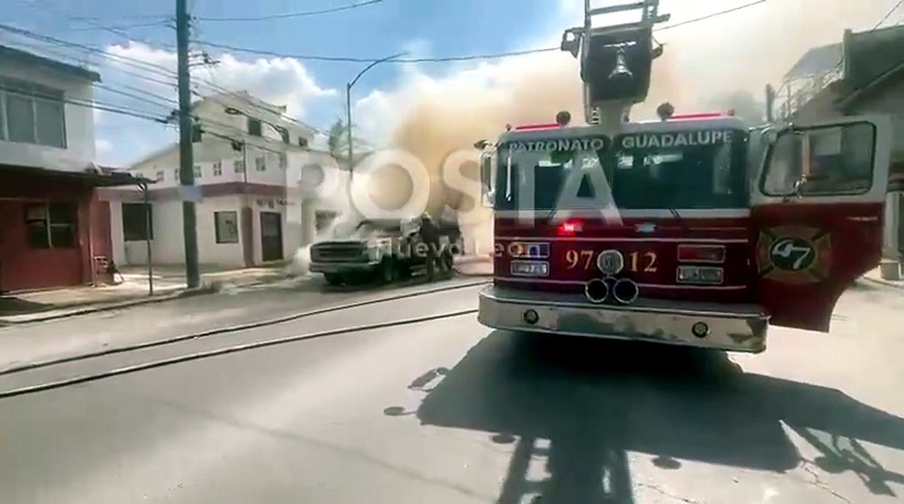 Bomberos de Guadalupe sofocan incendio de camioneta de antiguo modelo en la colonia La Joya