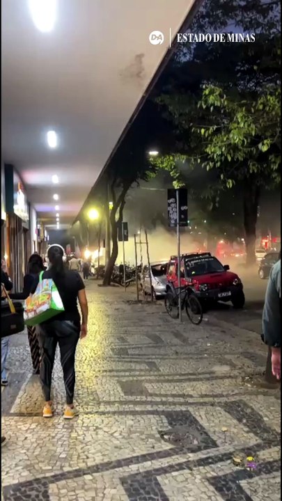 BH: Carro de aplicativo pega fogo na Savassi