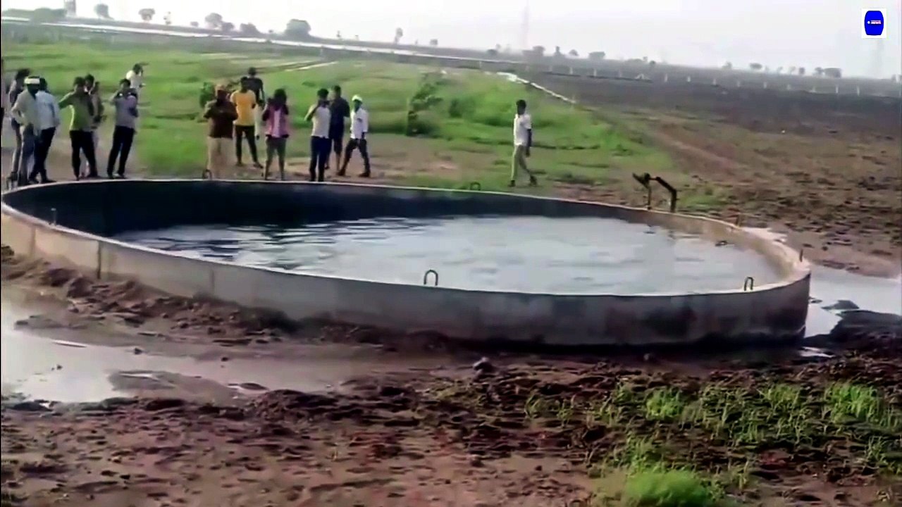 El agua de un pozo se mueve en la India.