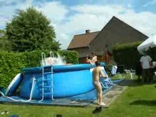 Aqmetal dans la piscine chez Phil...mais il y va tout seul^^