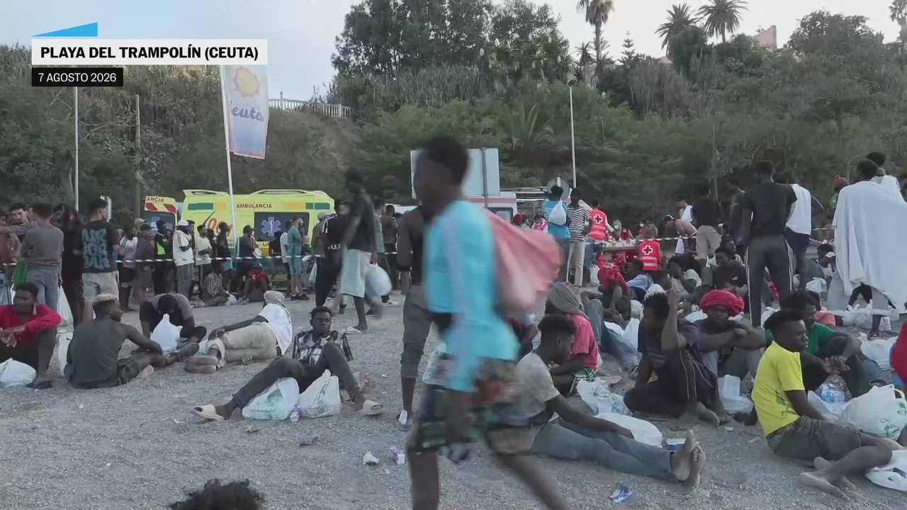 Numerosos migrantes se concentran en la playa del Trampolín, en Ceuta