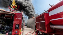 Incendio nel capannone a Campi Bisenzio, i Vigili del Fuoco al lavoro per spegnere le fiamme