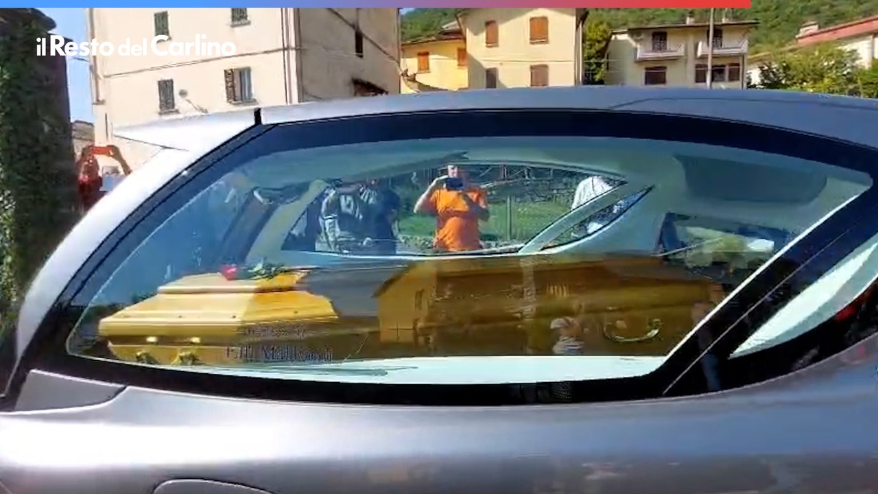 Funerale di Francesco Guccini: l'applauso alla bara