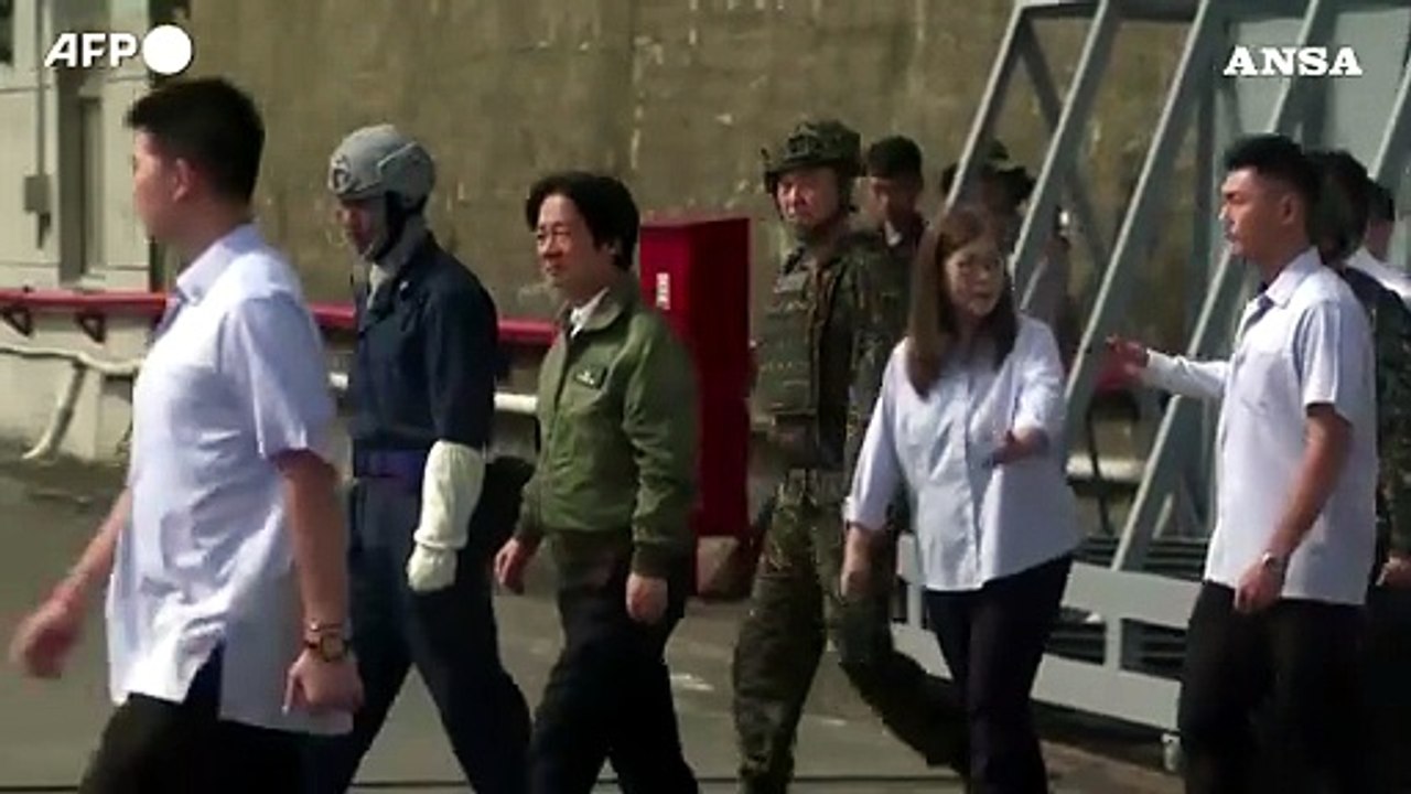 Il presidente di Taiwan ispeziona le esercitazioni della Marina