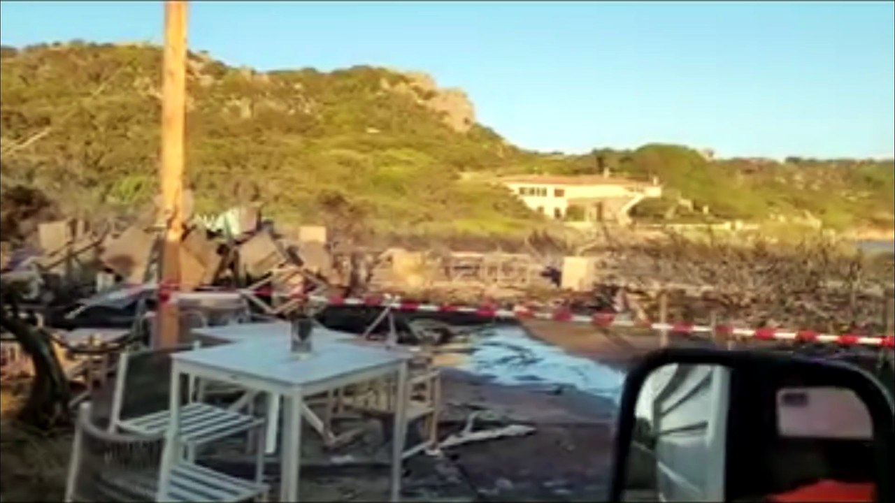 Le fiamme, la paura e la devastazione: l'incendio distrugge il chiosco sulla spiaggia - VIDEO