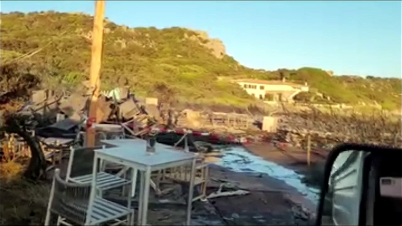 Le fiamme, la paura e la devastazione: l'incendio distrugge il chiosco sulla spiaggia - VIDEO