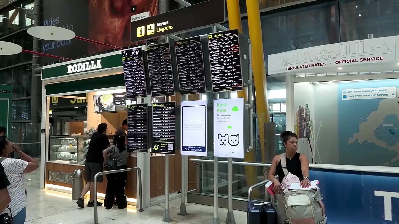 Empiezan los controles para los pasajeros que llegan de Italia en el aeropuerto de Barajas