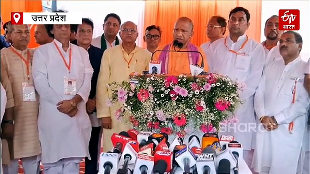 मेरठ-मुजफ्फरनगर में सीएम योगी ने कांवड़ियों पर बरसाए पुष्प, सुंदर झांकियों ने मोहा मन