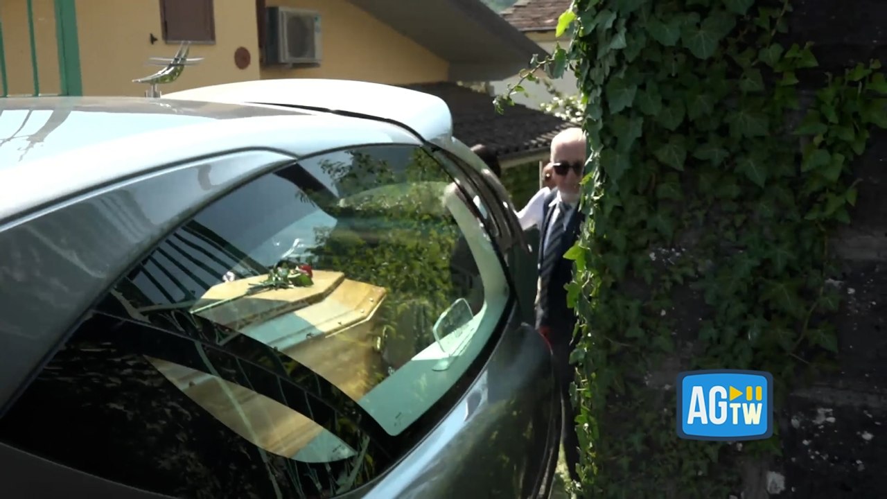 Guccini, il funerale laico nel cortile della sua casa a Pavana