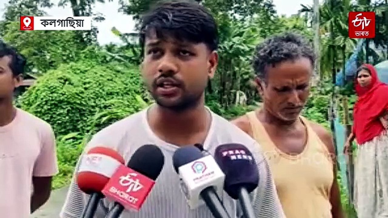 ১০ বছৰেই মেৰামতি নকৰা বৰপেটাৰ এটা পথত পুখুৰী সদৃশ গাতত চৰিছে হাঁহ