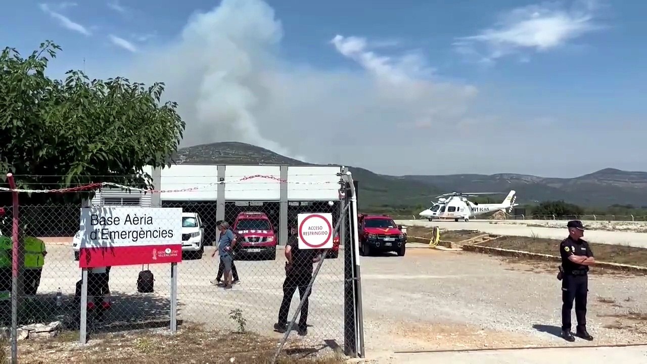 Los equipos de extinción luchan con medios aéreos para controlar el fuego en Tírig (Castellón)