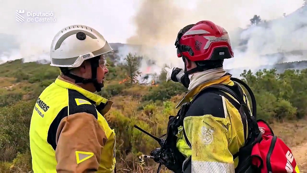 Los bomberos centran sus esfuerzos en a Tírig tras controlar el fuego en Culla y mejorar en Serra d'en Galceran