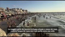 A Gaza si cerca di sfuggire dal caldo delle tendopoli andando al mare