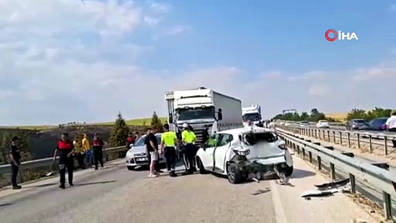 Yangından yükselen duman görüş mesafesini sıfıra düşürdü; 13 araç birbirine girdi