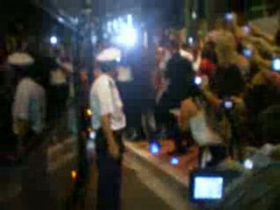 Tom sort de l'hôtel le Meridien à Monaco