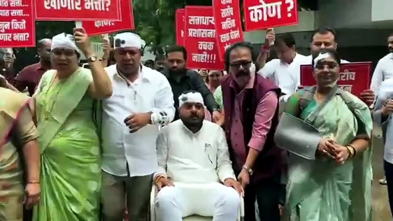 नाशिकमध्ये खड्ड्यांवरून राजकारण तापलं; विरोधक हातापायाला पट्ट्या बांधून रुग्णवाहिकेतून महासभेत दाखल