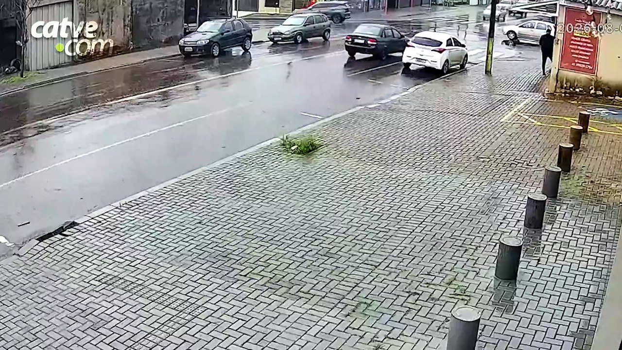 Câmara flagra acidente que deixou motociclista ferido no bairro Floresta