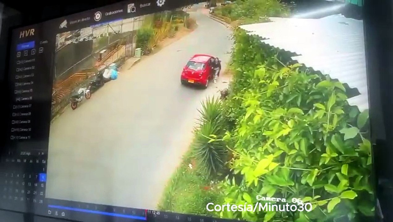 ¡Indignante! Cámara capta a mujer abandonando a un perrito a pleno sol a las afueras de la perrera de La Estrella