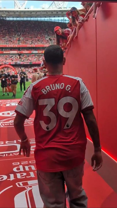 Presentancio Bruno Guimaraes con el Arsenal en el Emirates Stadium