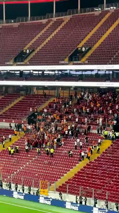 Galatasaray tribünlerinden Dursun Özbek'e transfer tepkisi!