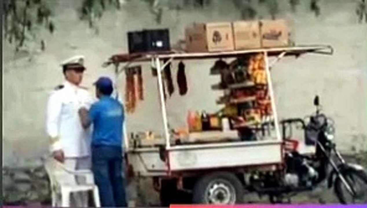El conmovedor gesto de un oficial de la Marina con su padre vendedor ambulante