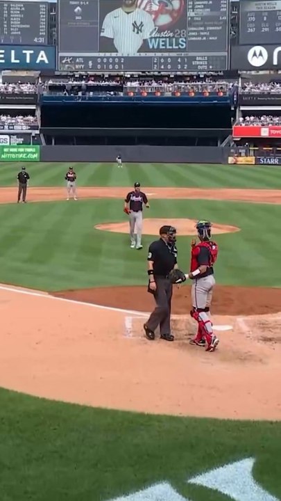 Chris Sale throws a fit after umpire’s balk call