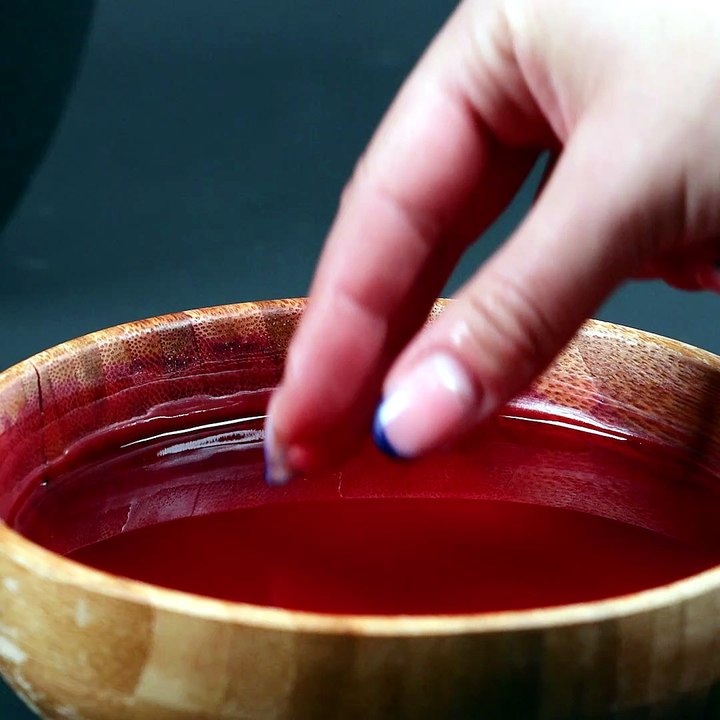 Melting candle wax for a unique floral DIY project 😍