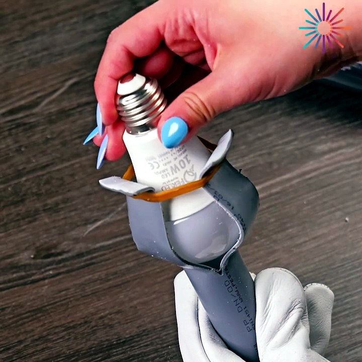 An easy way to change light bulbs! 💡💯